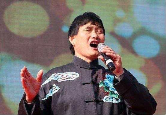 娱乐吃瓜群众朱之文,从农民歌手到娱乐焦点，揭秘他的吃瓜人生